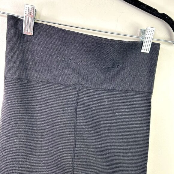 Victorias Secret seamless black ribbed compression shorts size medium - Picture 4 of 10